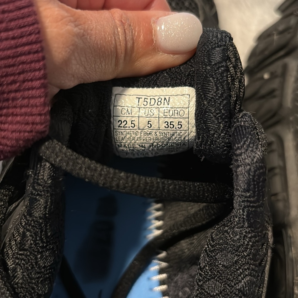 Black ASICS. - Picture 3 of 4